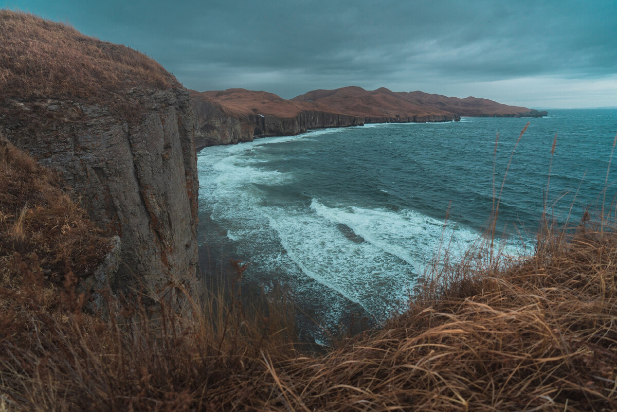 Суровый место. Лучшие и красивые пляжные места в Приморье. Cape picture.