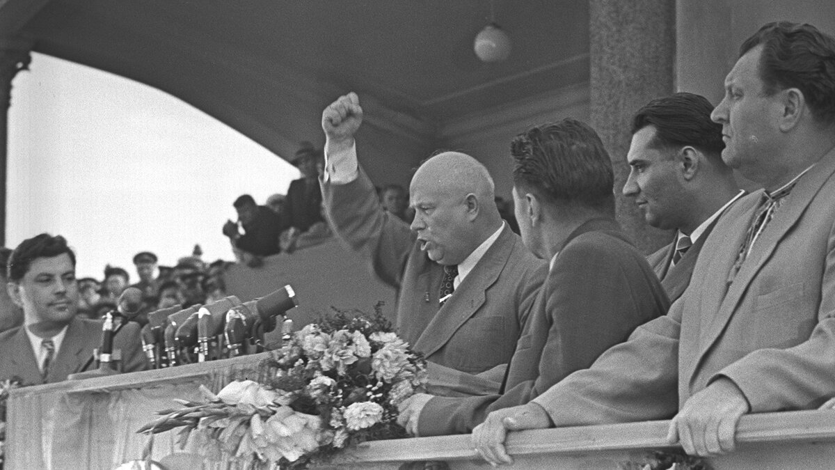  "Ну что же вы так за Бога цепляетесь? Вон, Гагарин уже летал в космос, да Бога так и не увидел!"