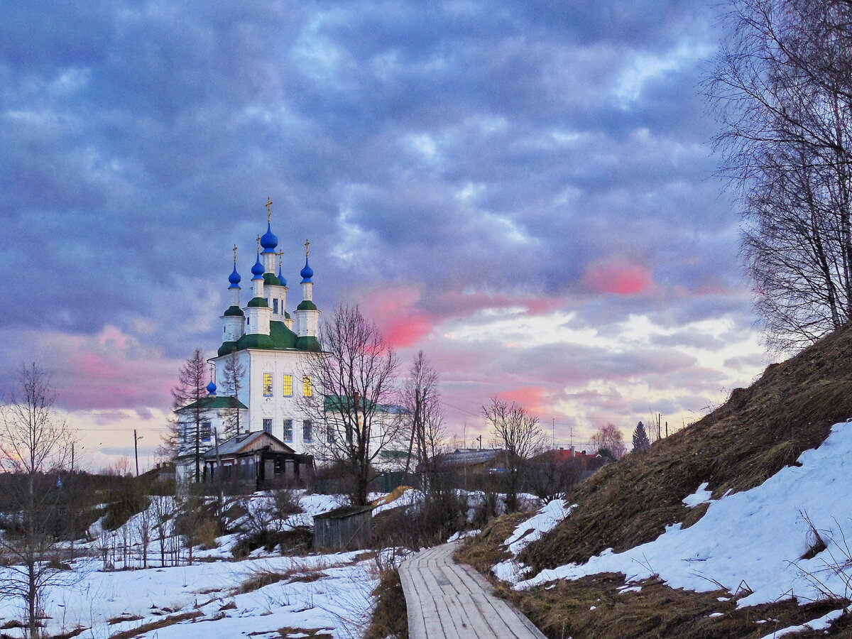 Апрельский вечер в Тотьме. Фото Наталии ТРОФИМОВОЙ.