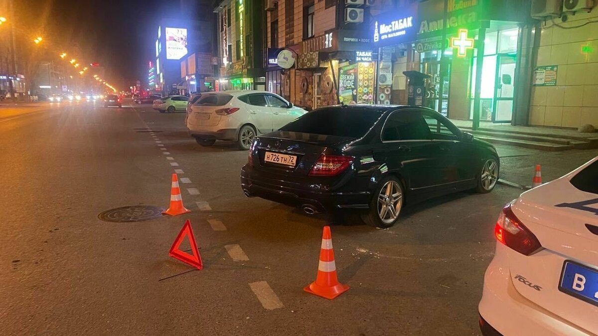 В Тюмени водитель Mercedes сбил 16-летнего подростка на электросамокате |  nashgorod.ru | Дзен