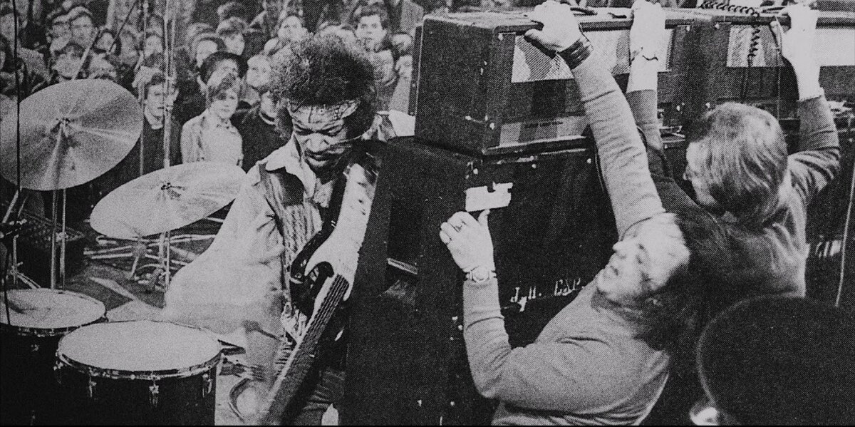 Музыкант пытается оперативно исправить звучание усилителей