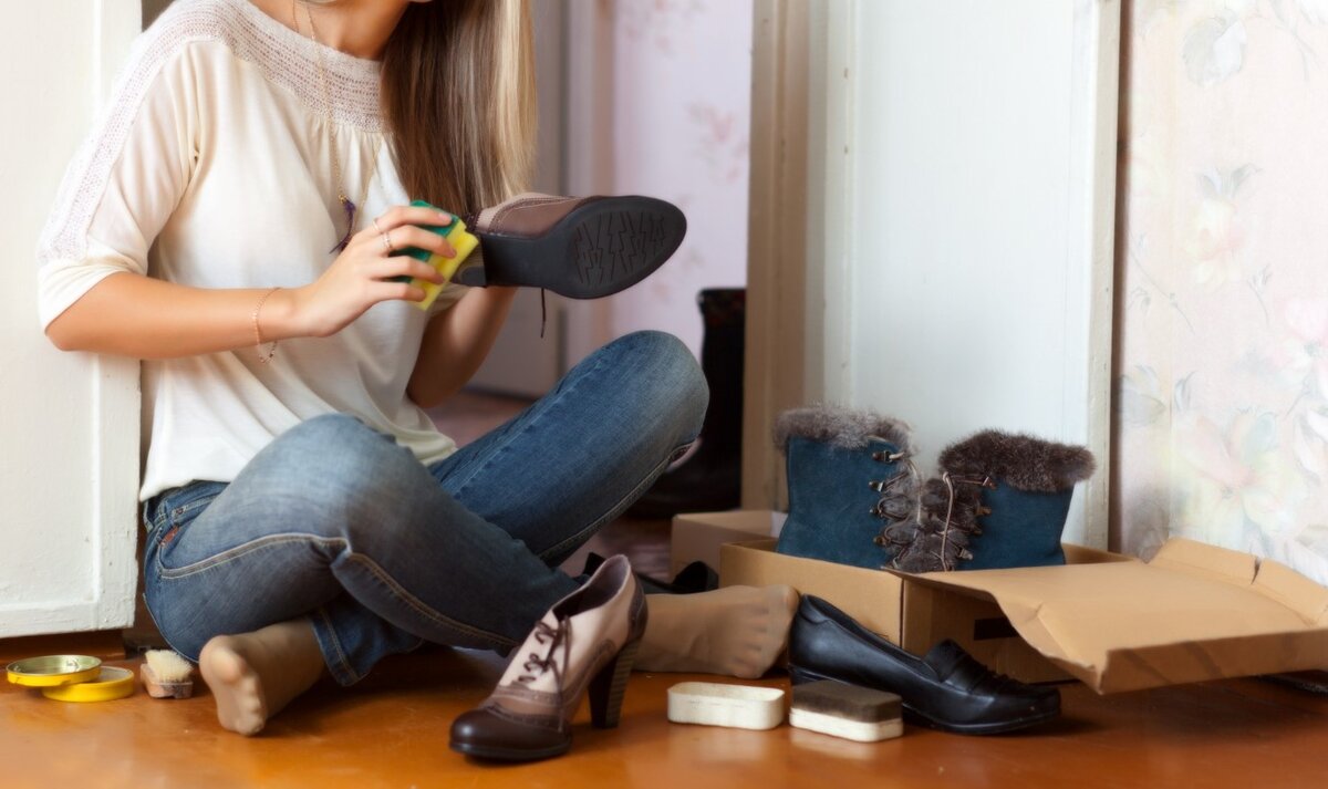 фото женщины снимают туфли