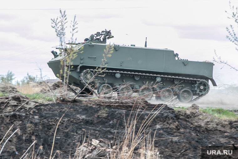    Десантники эвакуируют раненых бойцов на курганской БТР-МДМ
