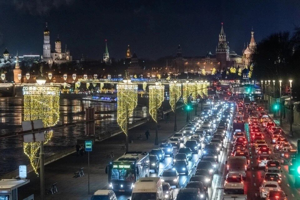     В час пик жителям рекомендуют пересесть на городской транспорт Михаил ФРОЛОВ