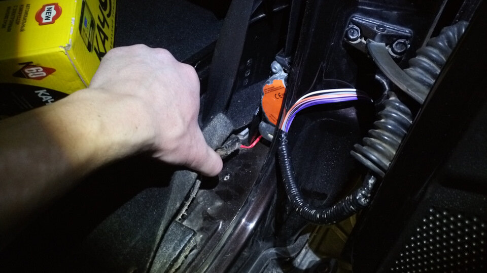 Задняя-правая сторона. Как видно по фото, на полу в районе стойки ничего нет, кроме проводки к преднатяжителю ремня.