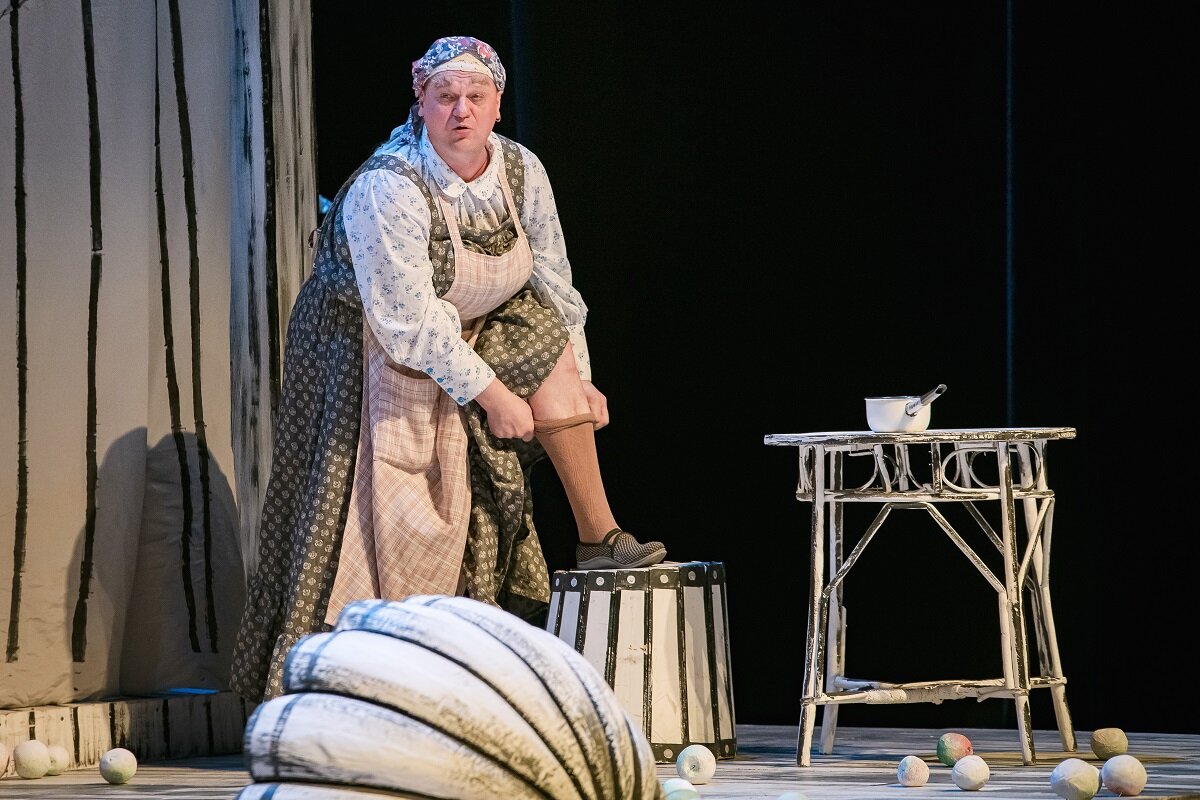     Донецкий театр представил в Сургуте комедию «Наливные яблоки»: как это было