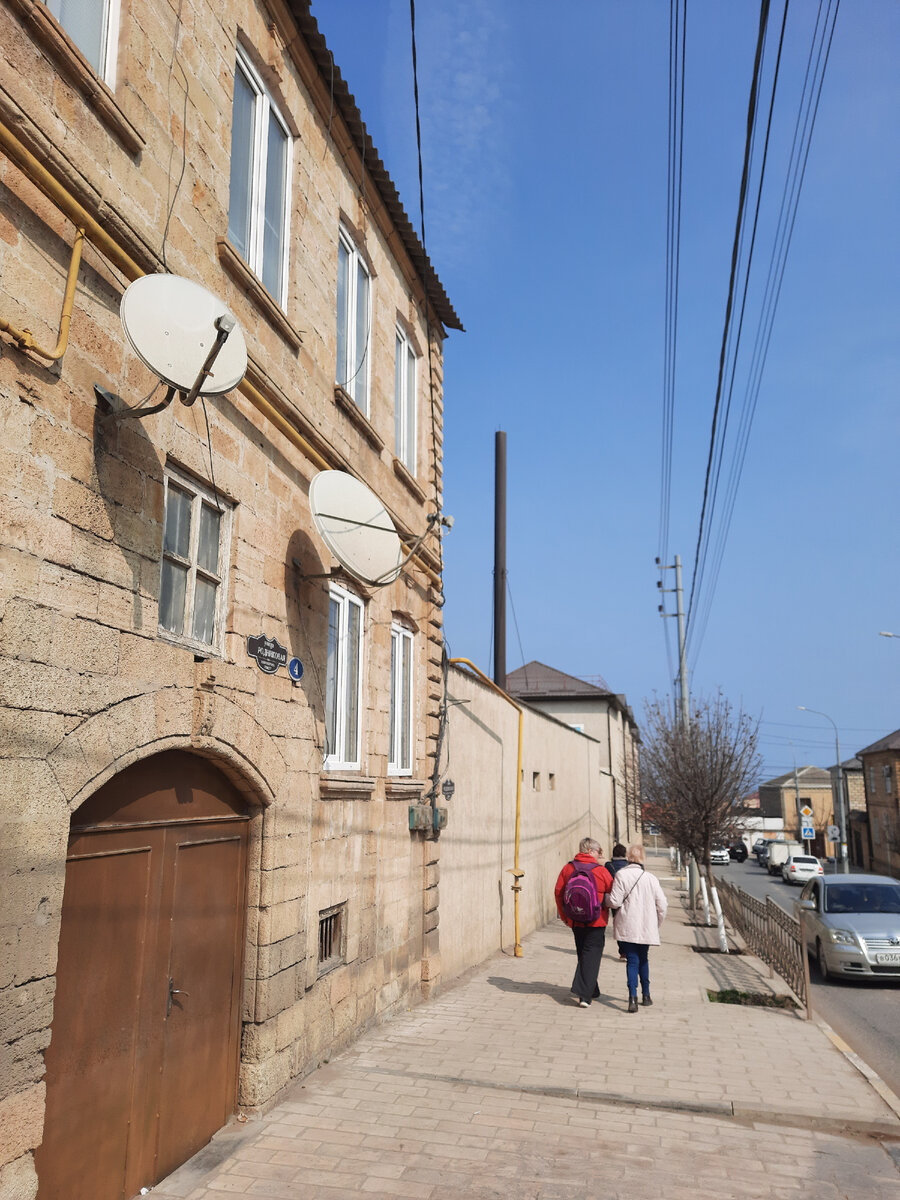 Вот идут мои спутницы, а  я всё время сзади ....отстаю пофотографировать то одно то другое...догоняю  и опять отстаю