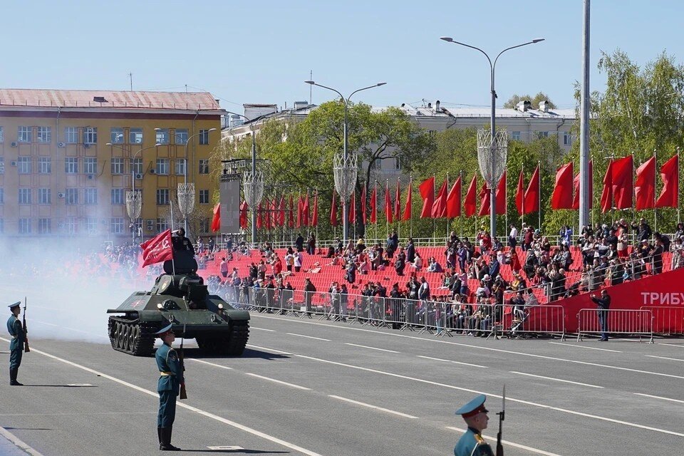    Парад Победы традиционно проходит на площади Куйбышева Светлана МАКОВЕЕВА