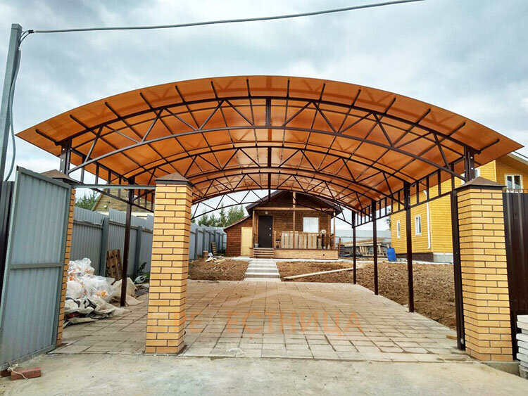 Двускатный навес для машины