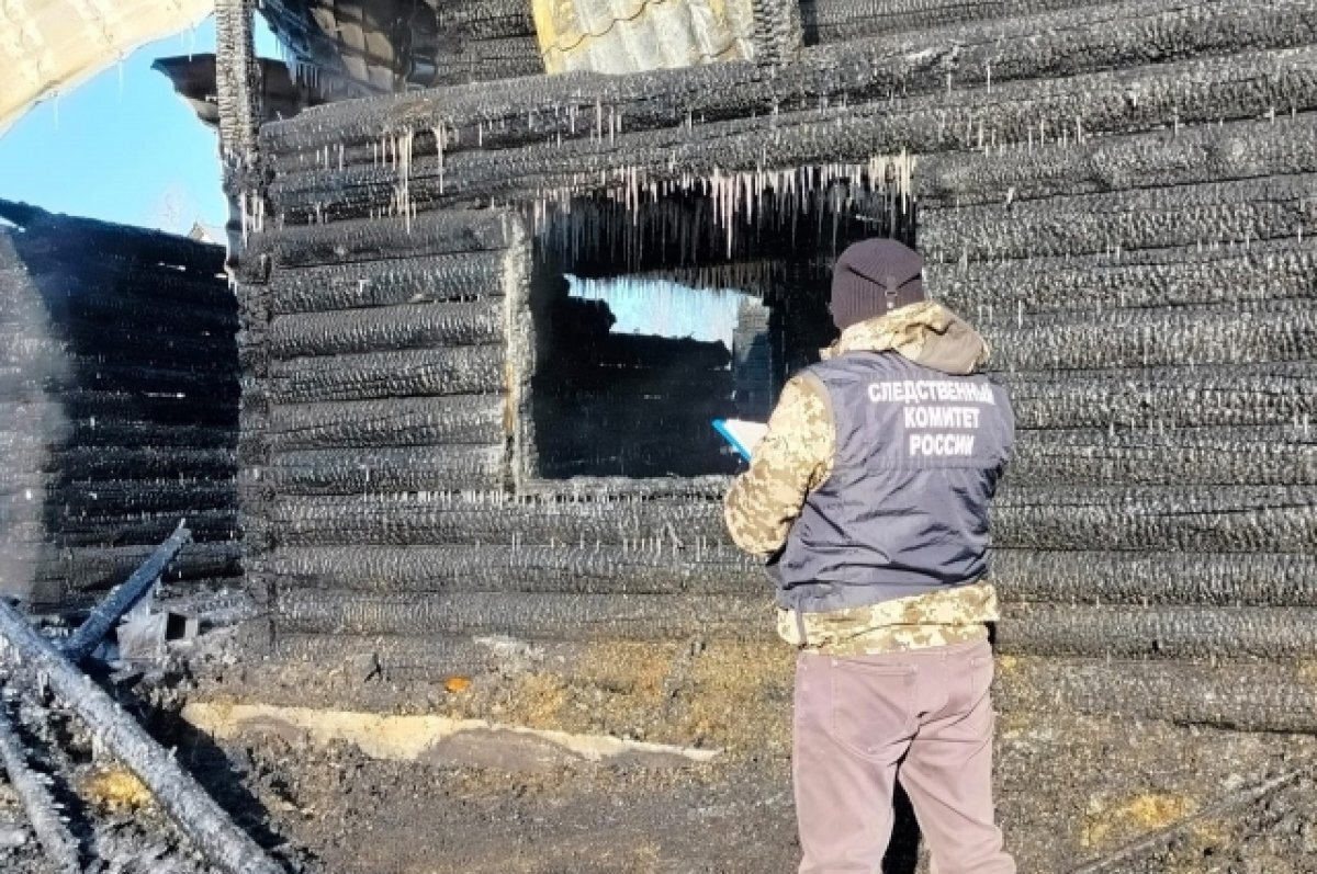    СК возбудил дело из-за гибели 3 человек при пожаре в Томской области