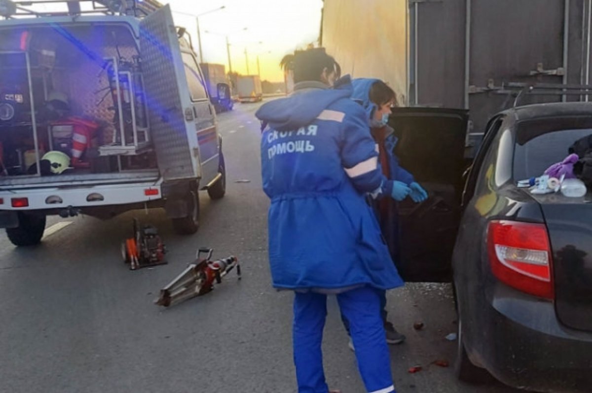    Под Тольятти «Гранта» влетела в стоящую фуру, водитель легковушки погиб