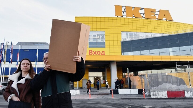    Люди идут с покупками из магазина IKEA в Химках Московской области ©Максим Блинов РИА Новости