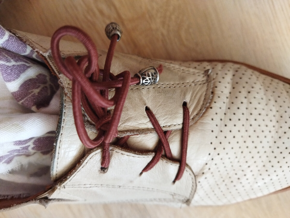Хотела уже выбросить старые туфли с заломами, спасибо обувщику, показал, как легко за несколько минут убрать заломы. Буду носить дальше