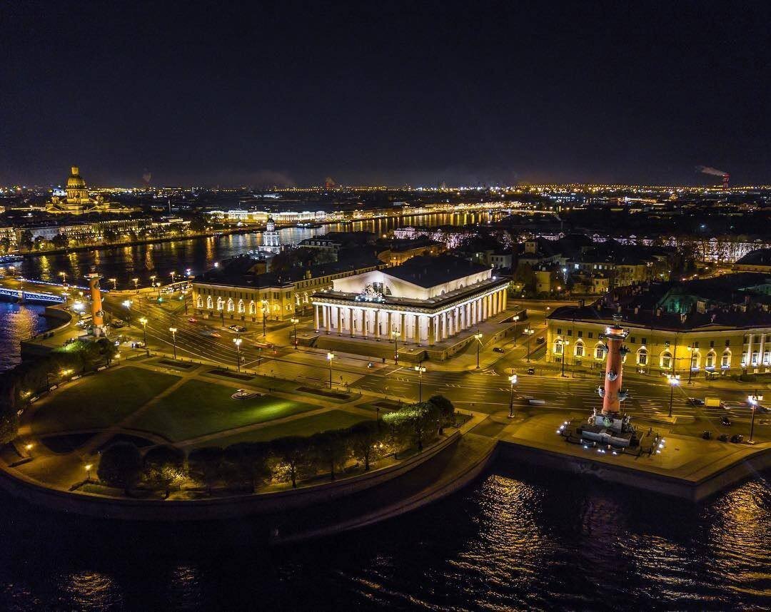 Где в санкт петербурге проходит. Стрелка Васильевского острова Санкт-Петербург. Питер стрелка Васильевского острова. Стрелка Васильевского острова Санкт-Петербург ночью. Василеостровский остров СПБ.