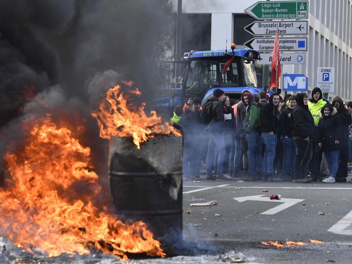 Фермеры жгут шины во время демонстрации в Брюсселе© AP Photo / Geert Vanden Wijngaert