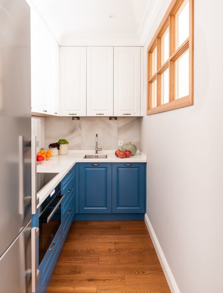 На месте кухни разместили полноценную спальню. Из однушки - необычная двушка