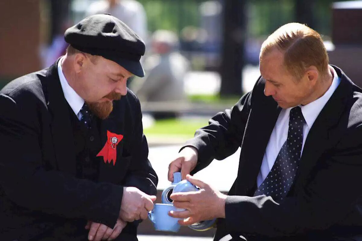 Двойники пьют чай и философствуют