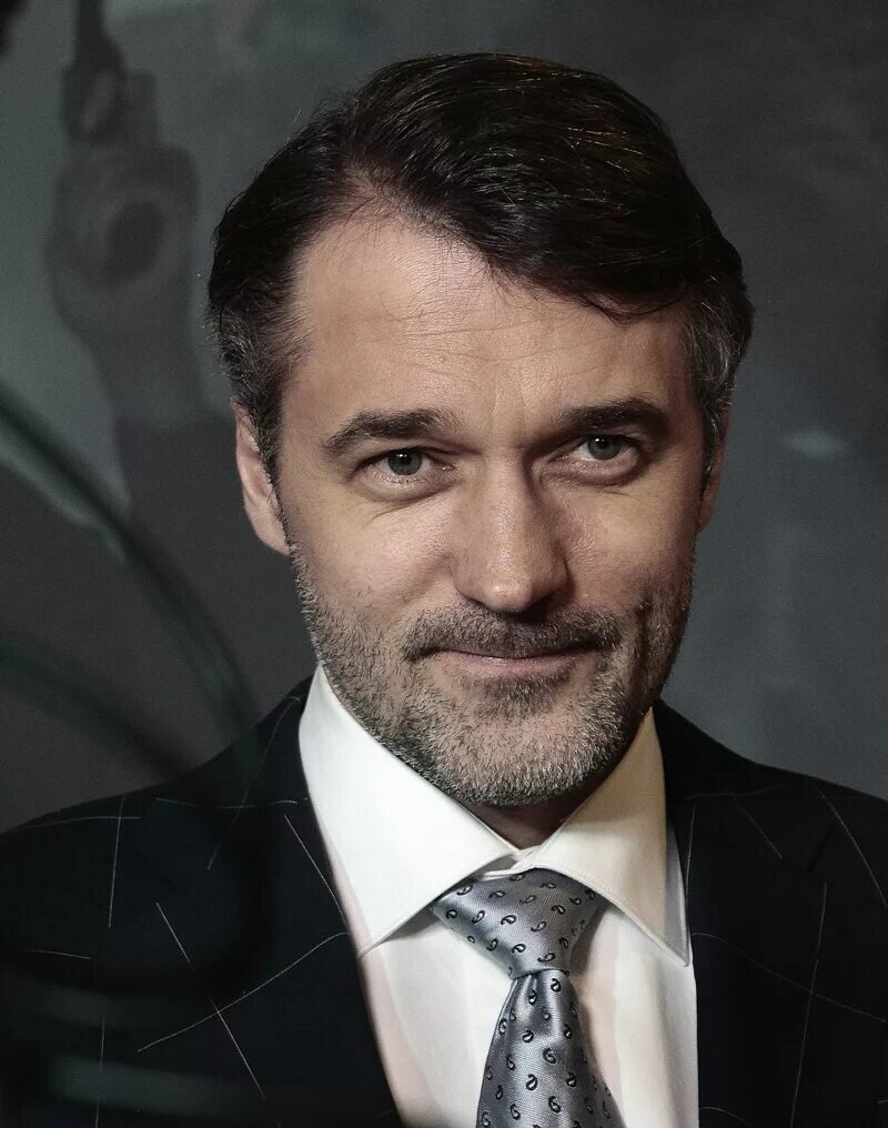 Ну нравится бесу его внешность🤣. Вот и взял её за основы своего человеческого облика