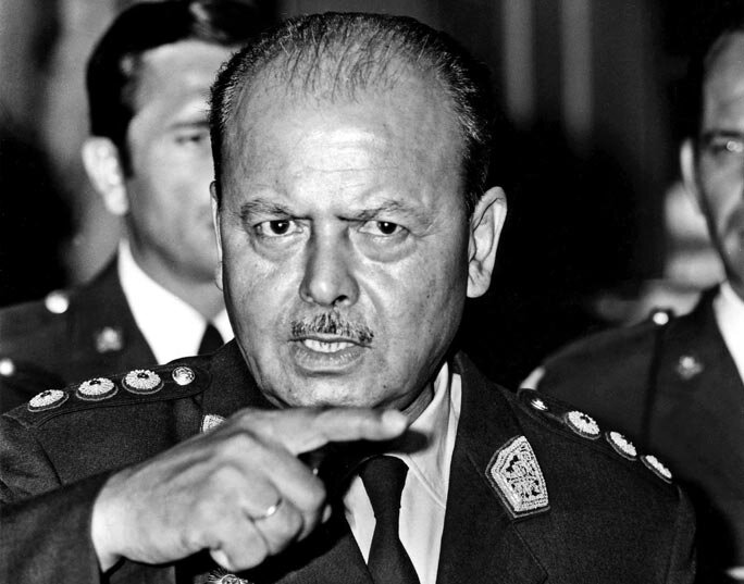 Хуан Альварадо Веласко. Здесь он еще относительно молоденький. К 1974 году он был уже совсем плох.