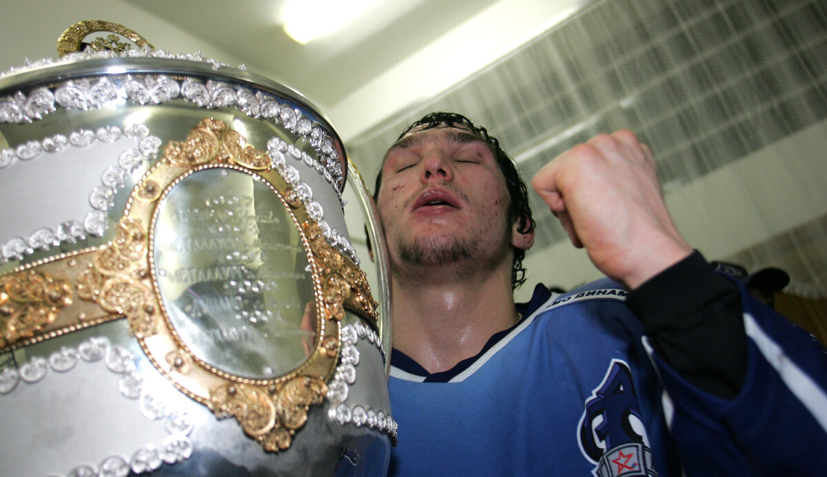 Александр Овечкин празднуют чемпионство «Динамо» после финала с «Ладой» в апреле 2005 года. Фото Александр Федоров, «СЭ»