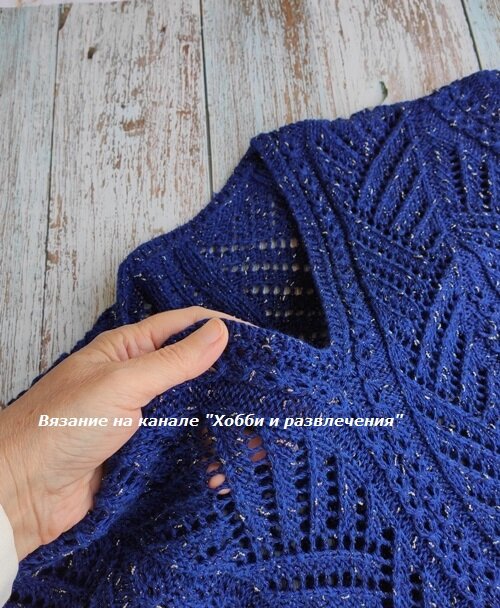 Горловина у вязаного пуловера.