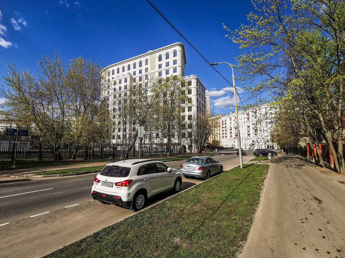 Слева виднеется новый жилой комплекс "Врубеля, 4". Справа виднеются заборы дач.