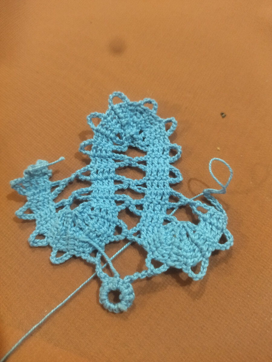 Фото рабочего процесса по вязанию брюггского кружева. Авторство моё.