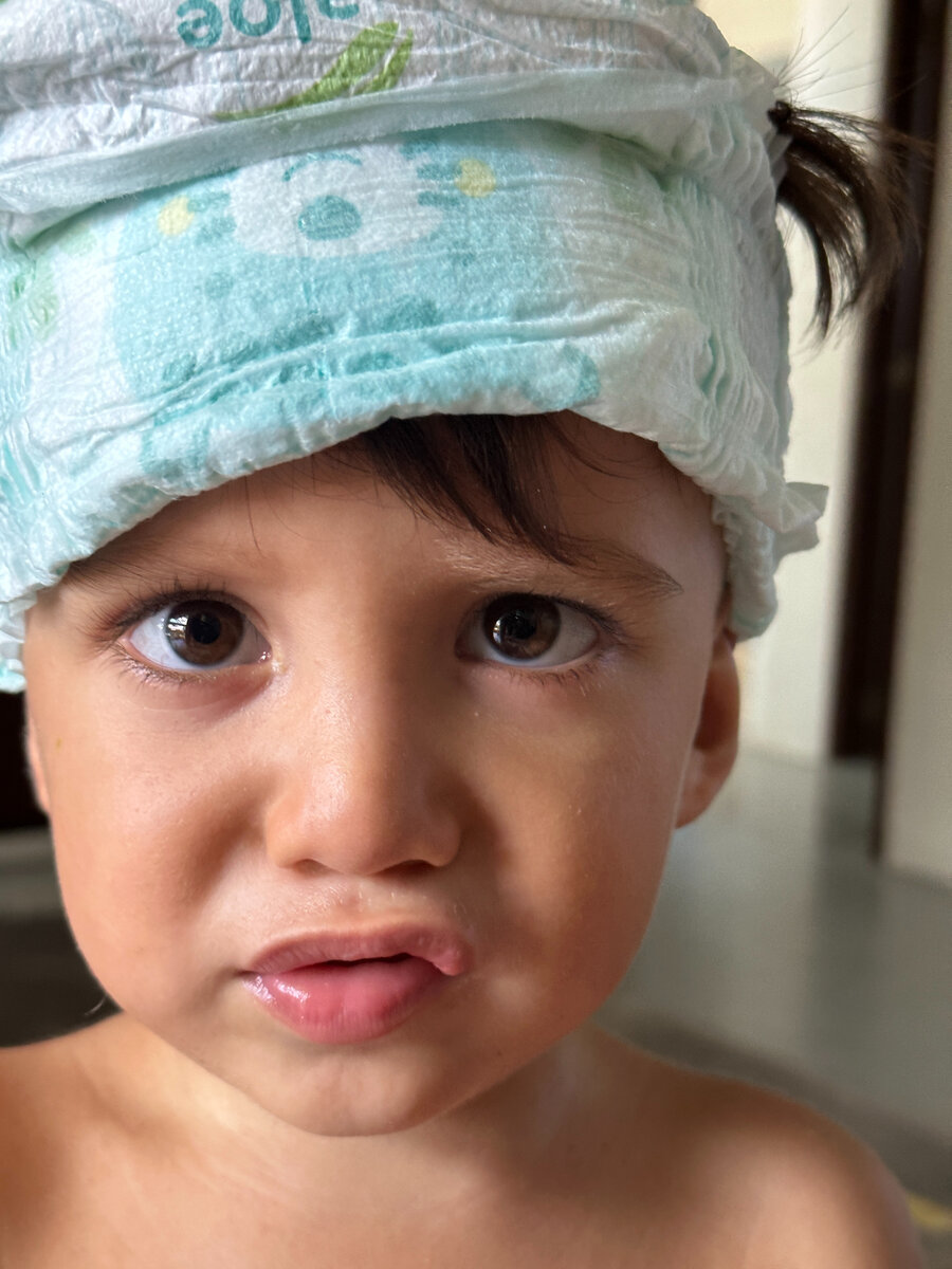 “Почему малыш в подгузниках? Нельзя мальчикам подгузники! Зачем надели памперс?” 😃