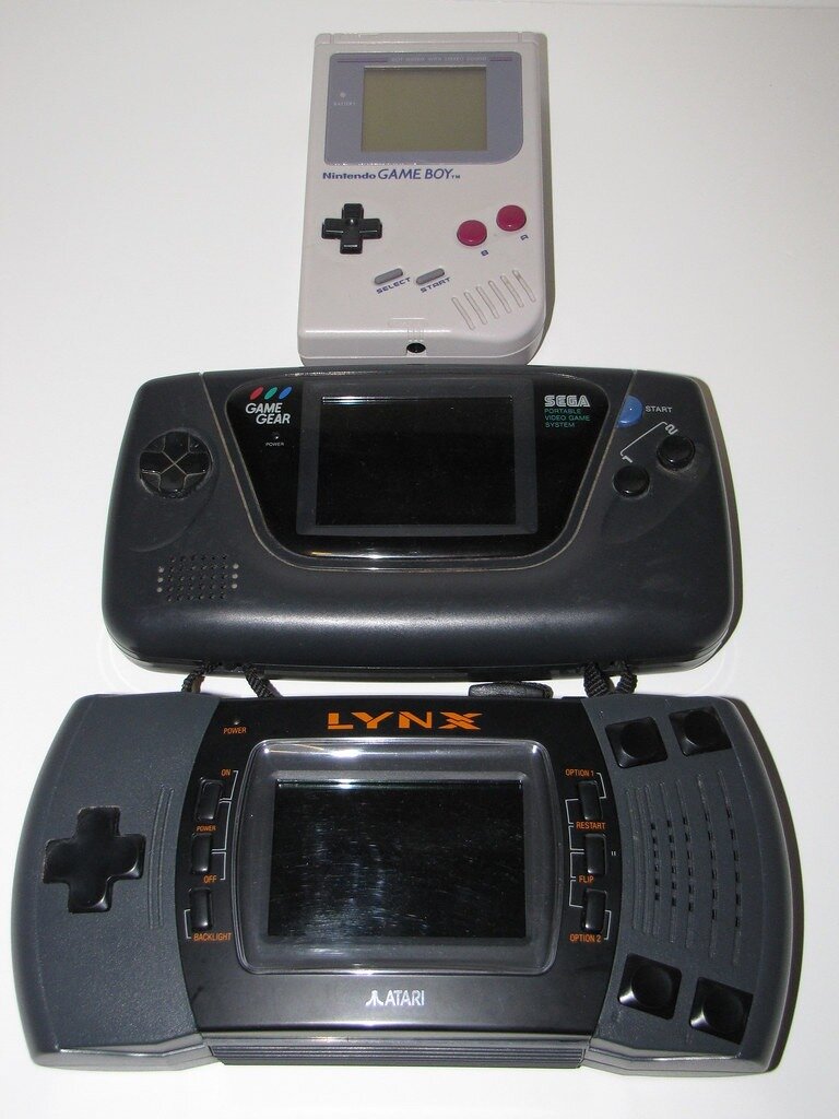 Sega Game Gear (в центре) по сравнению с Game Boy и компактной Lynx II.