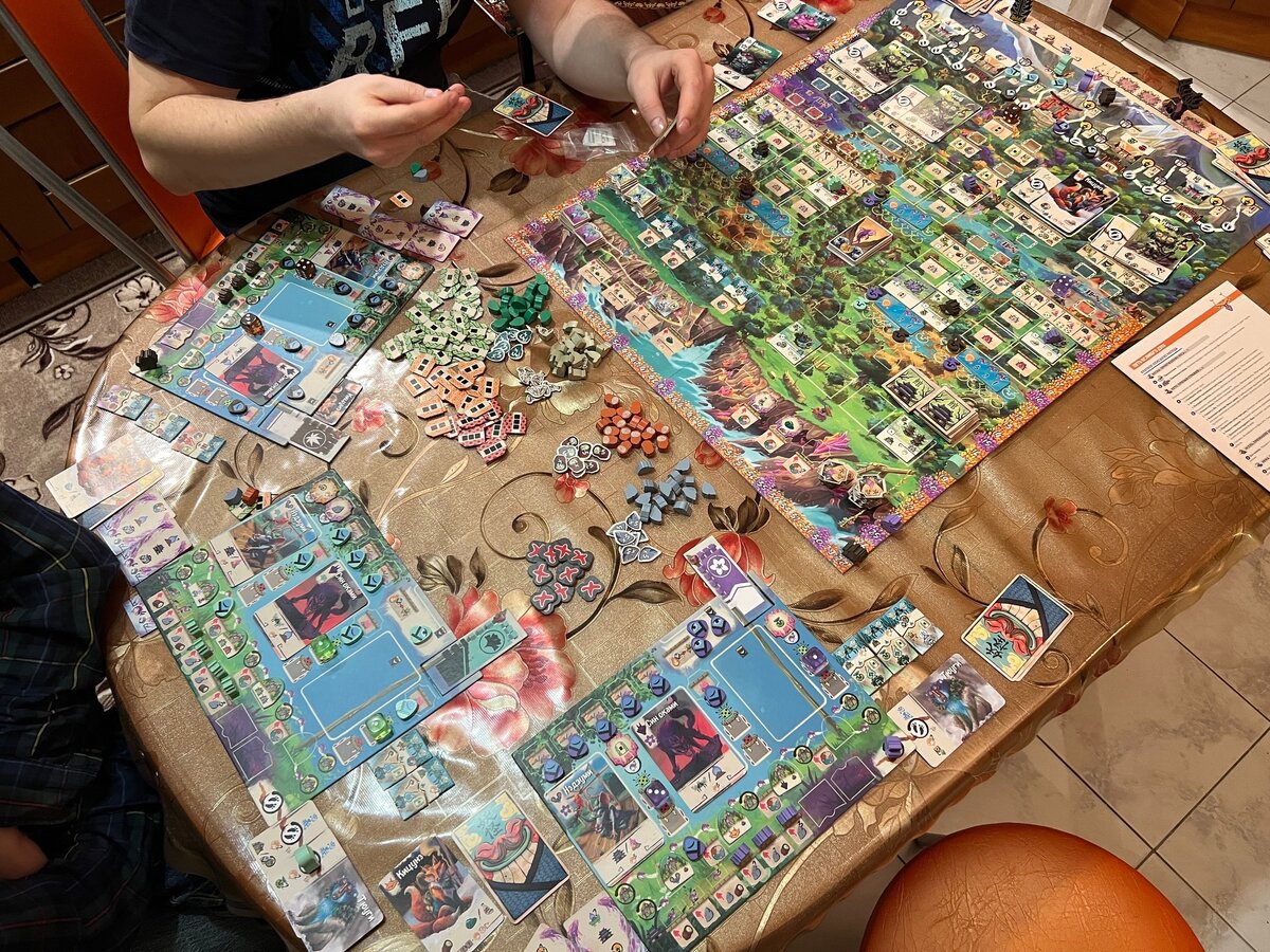 Игровой стол при игре втроём