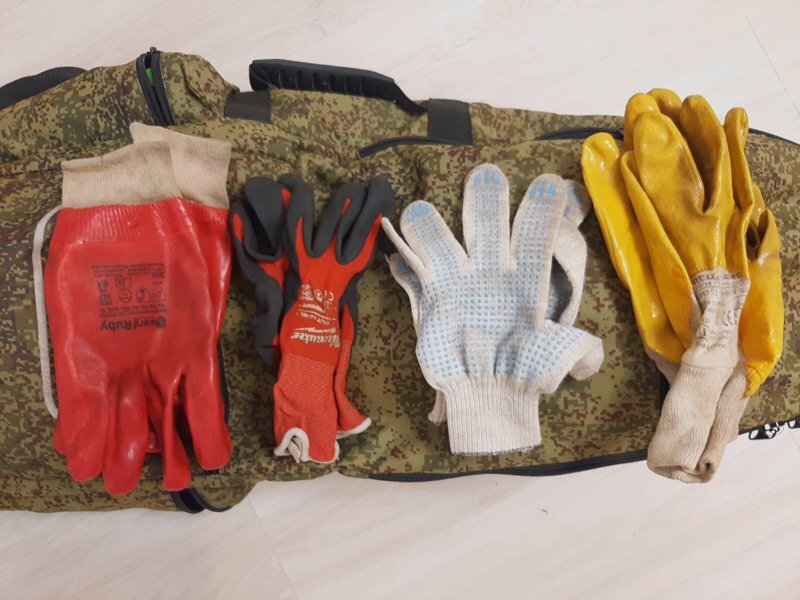 Перчатки слева направо - водостойкие для ранней весны и затяжной осени, стандартные - прорезинены только пальцы, обычные - х/п перчатки в которых рука почти не потеет, запасные перчатки