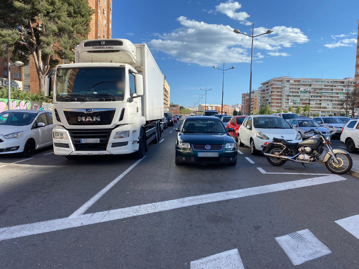 Случайное фото, сделал в городе. Грузовик MAN, на него нужна категория С. 