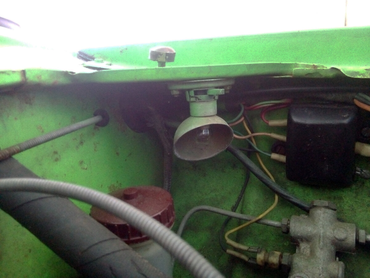 Тягу проложил под капотом вдоль левого крыла просунув ее из салона через отверстие для проводки за подкапотной лампой.