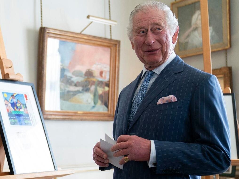    Чарльз знакомится с победительницей национального конкурса дизайнеров марок Royal Mail «Герои пандемии» в Кларенс-Хаусе, 10 марта 2022