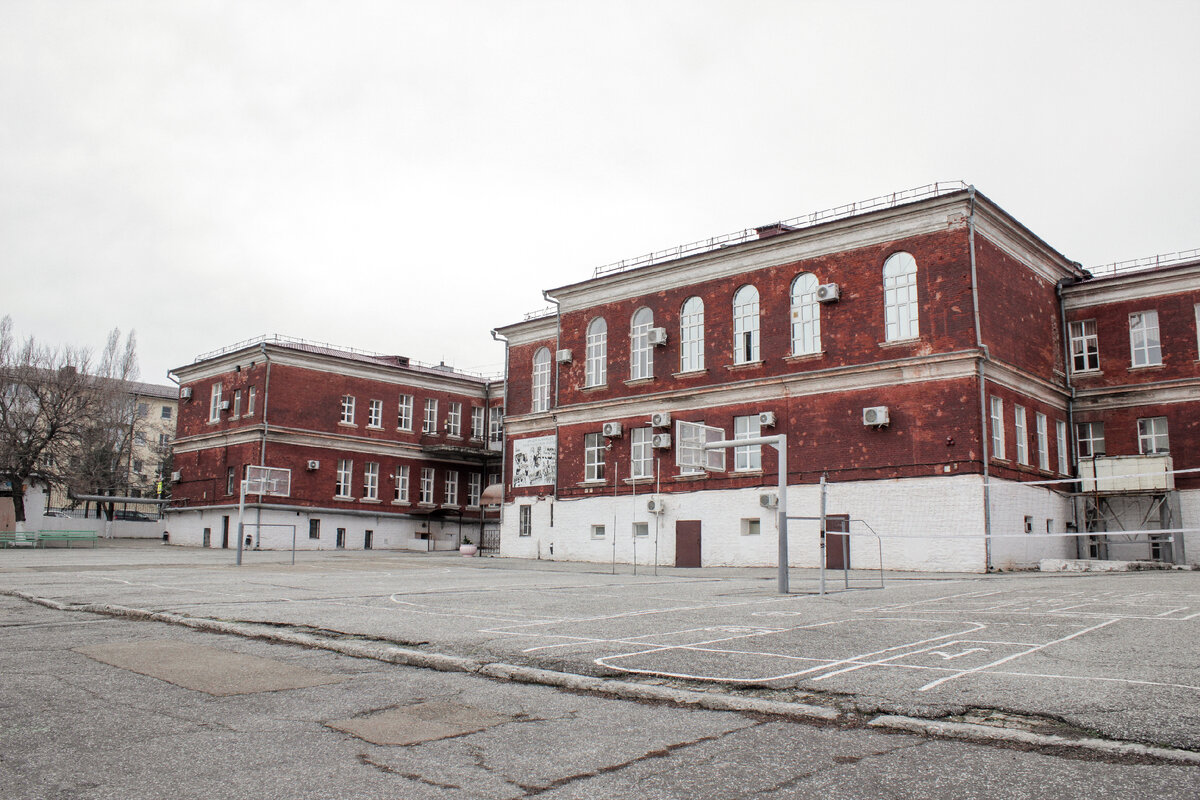 Вид на лицей со стороны внутреннего двора