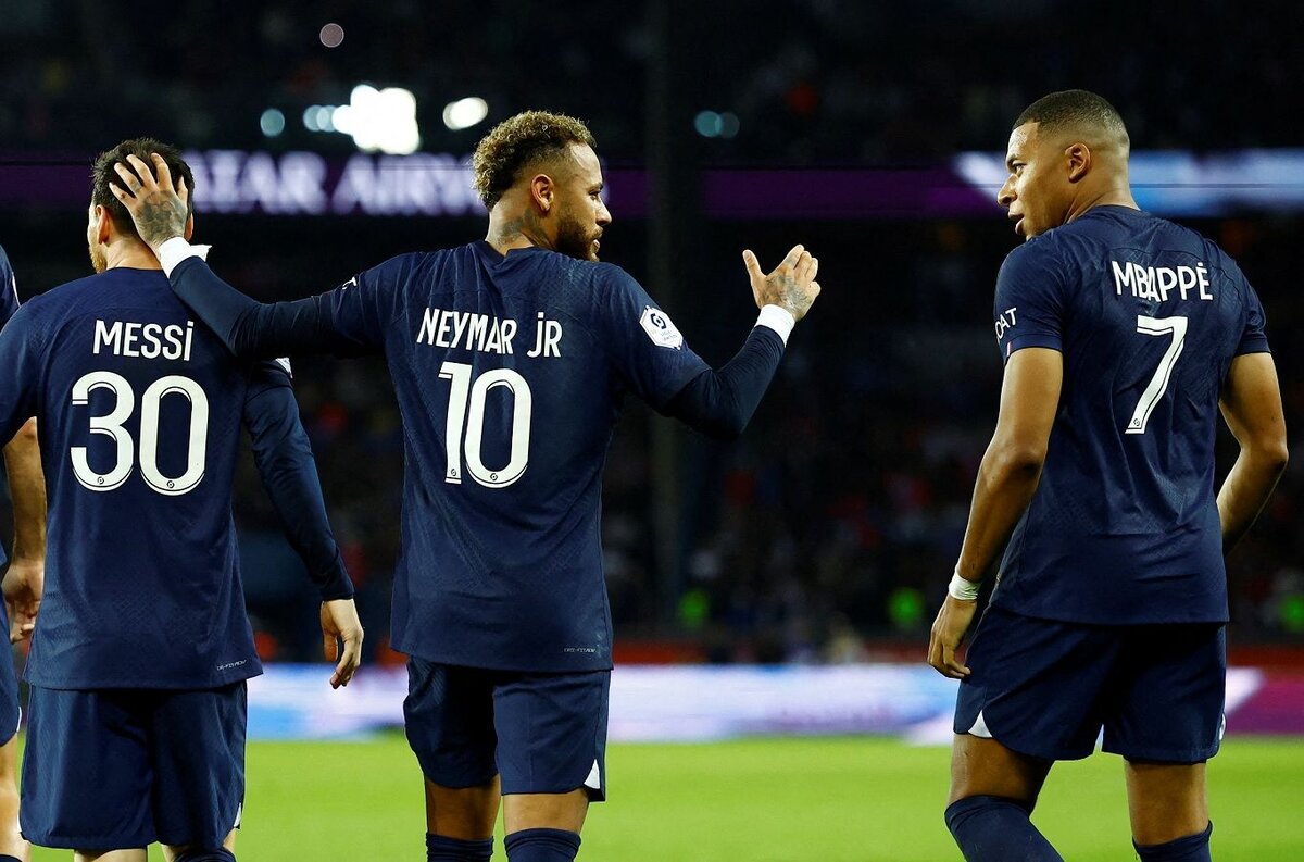 Mbappe Neymar в костюмах
