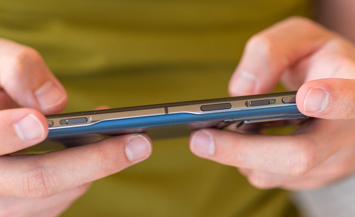    На правой грани корпуса расположены два выдвижных триггера. Фото: gsmarena.com