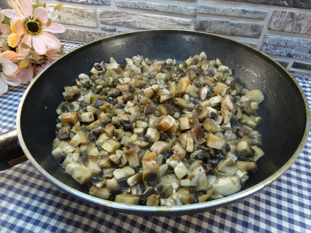 Жареная картошка с грибами и луком на сковороде вкусный рецепт с фото пошагово и видео - thebestterrier.ru