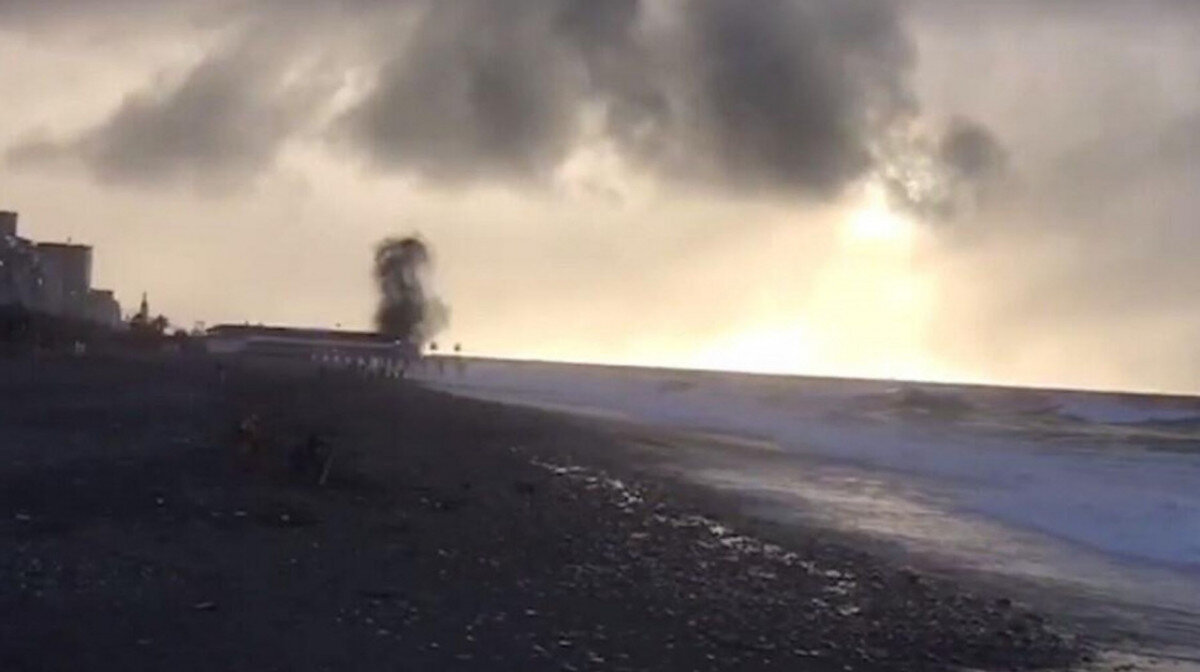 Батуми после шторма. Взрыв у моря Батуми. Море шторм. Ураган на побережье. Море после шторма.