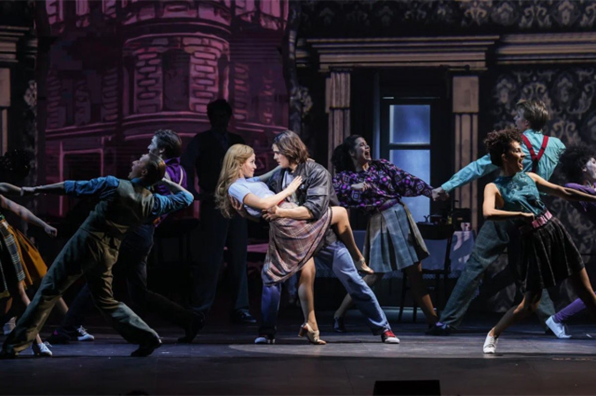    Подарок любимым. Знаменитый мюзикл выпустил клип на титульную песню