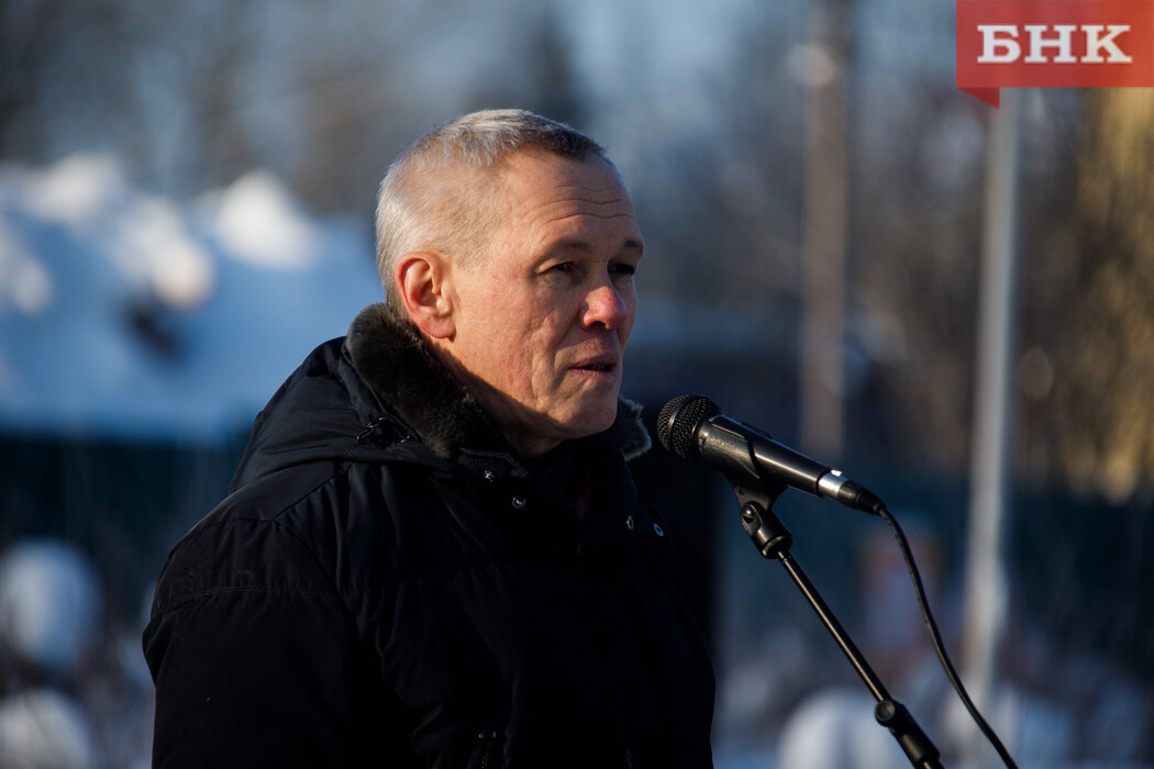 память воинам интернационалистам в афганистане. памятник павшим воинам. среди верующих есть мужчины. за пределами родины. памятник защитникам.