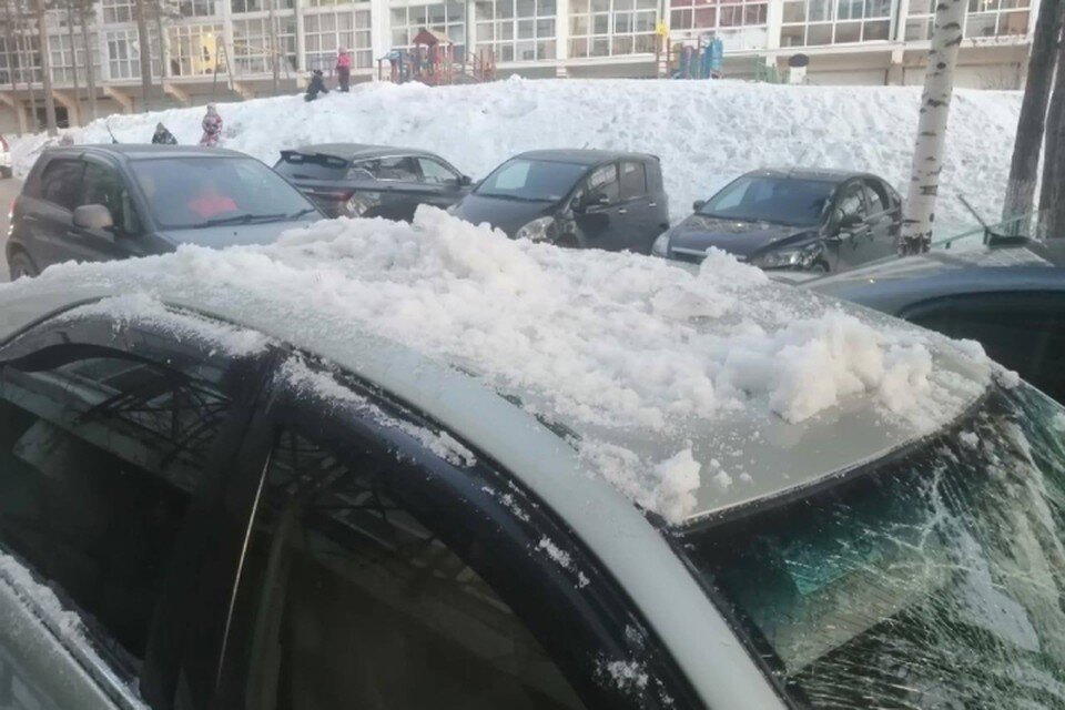    Свалившаяся масса была такой тяжелой, что помяла крышу, капот, разбила заднее и переднее стекла. Фото: Евгения Бахарева.