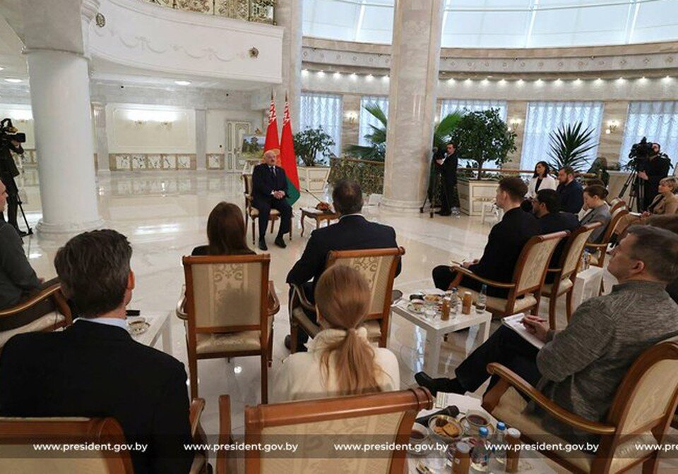     Интервью зарубежным и белорусским СМИ. Фото: president.gov.by