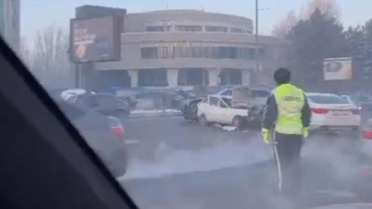    Полицейский стоит у места ДТП:instagram.com/astana_sergek