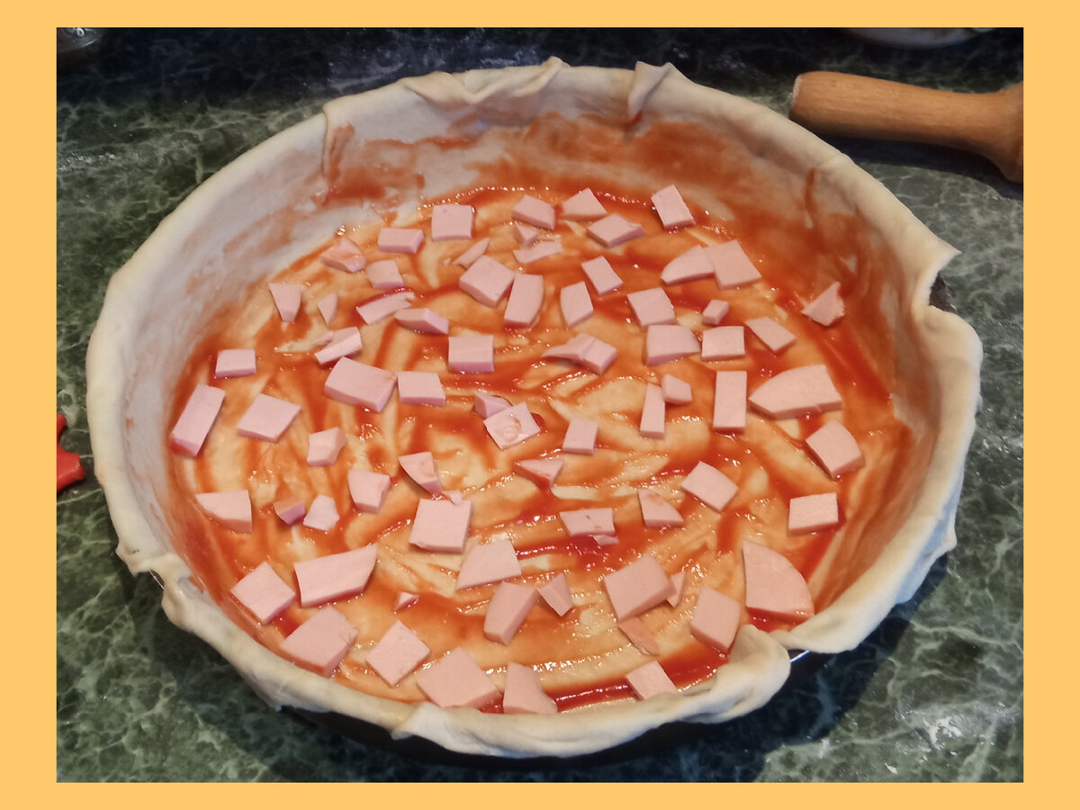 Нарезала колбаску мелкими кусочками.