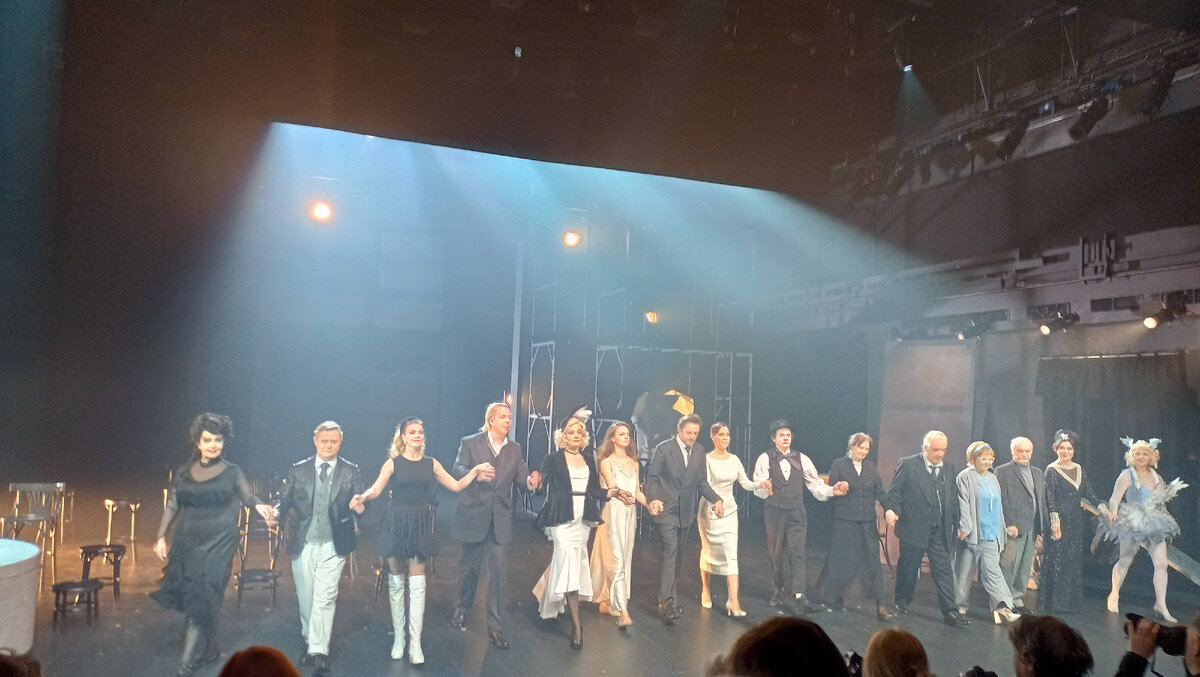 Участники спектакля «Феллини. 8 1/2» на поклонах после премьеры. Фотография из моего архива