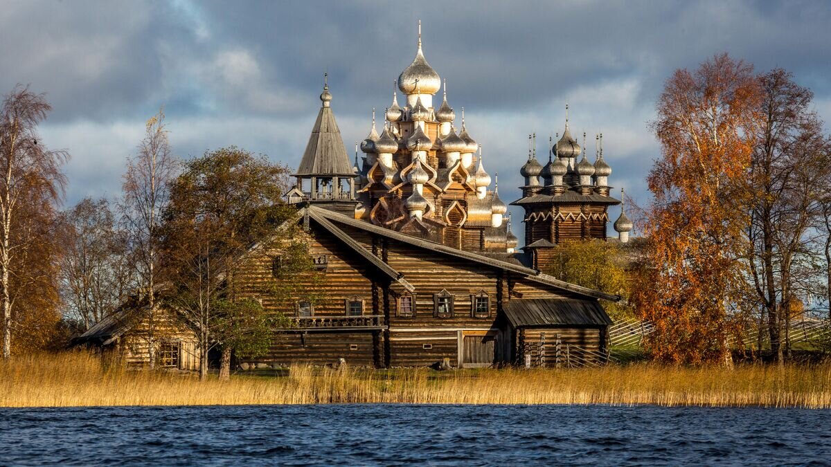    Вид со стороны Онежского озера на Преображенскую церковь музея-заповедника "Кижи" в Карелии© РИА Новости / Илья Тимин