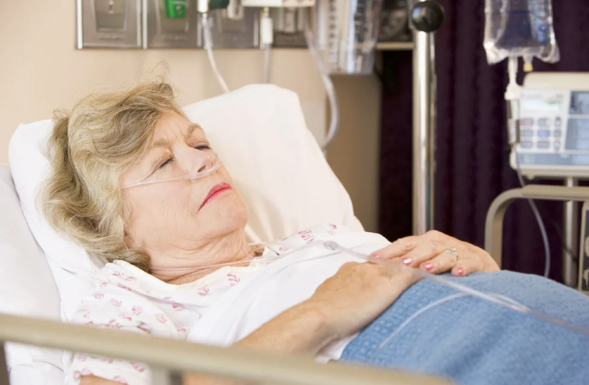 Пожилая женщина в больнице. Пожилая женщина в больнице лежит. Пожилой пациент в палате. Женщина на больничной койке.