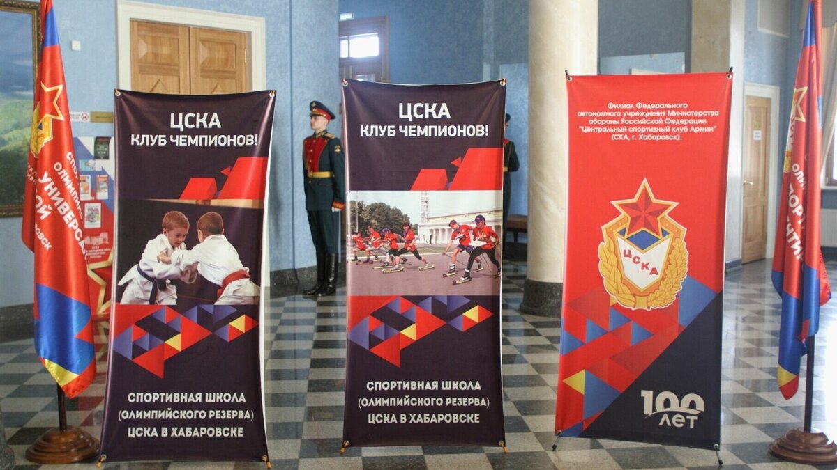     На торжественном собрании в окружном Доме офицеров спикер краевого парламента Ирина Зикунова вручила краевые награды ветеранам и поздравила всех присутствующих: