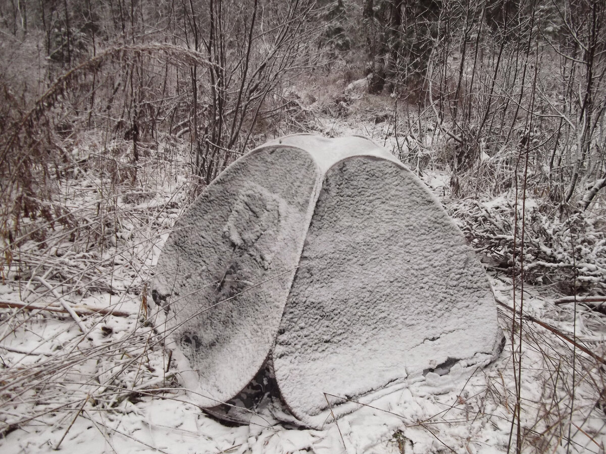 Ночь в китайской палатке. Ночью выпал первый снег.